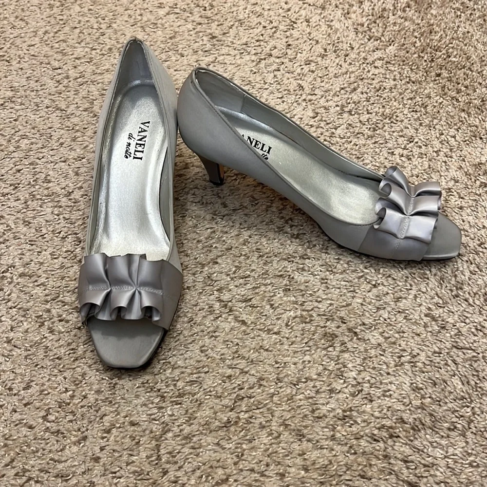 Vaneli Di Notte Silver Satin Peep Toe Heels - Picture 1 of 13